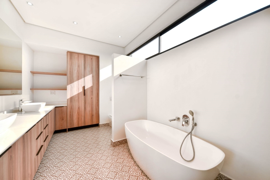 5 Bedroom Property for Sale in Midstream Heights Gauteng