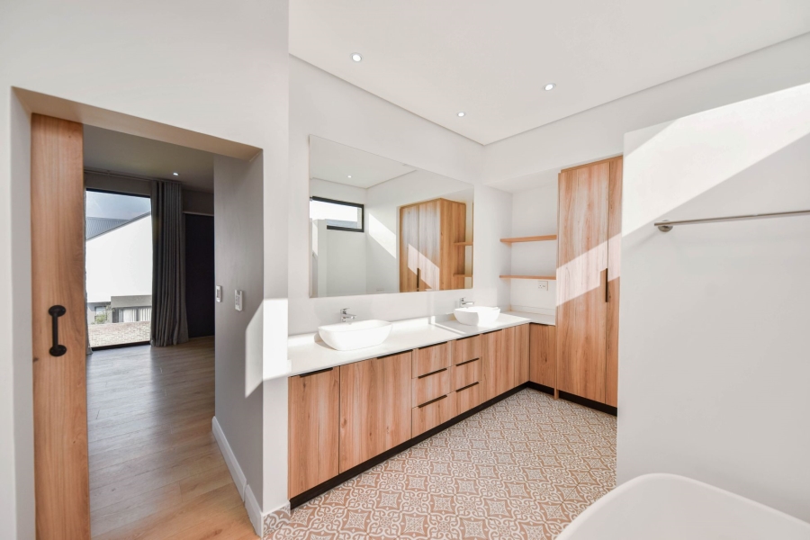 5 Bedroom Property for Sale in Midstream Heights Gauteng