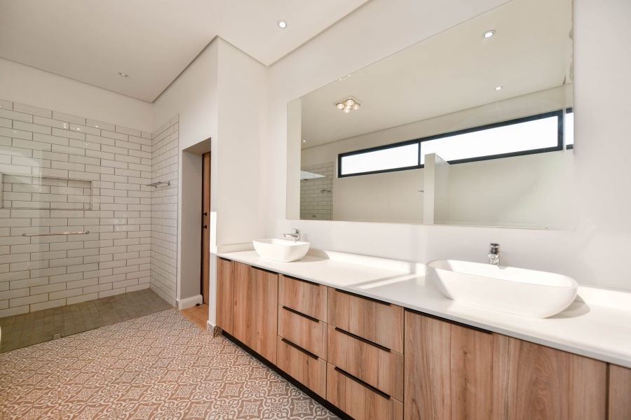 5 Bedroom Property for Sale in Midstream Heights Gauteng