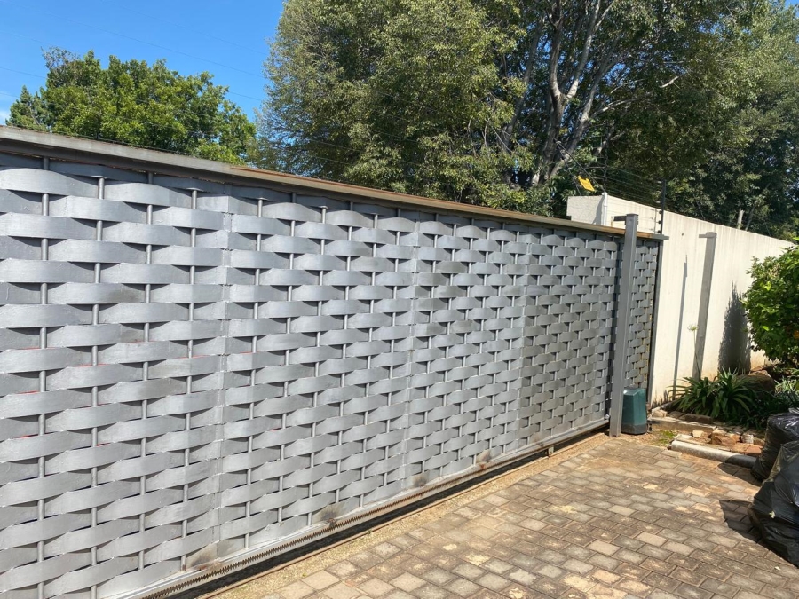 5 Bedroom Property for Sale in Flora Gardens Gauteng