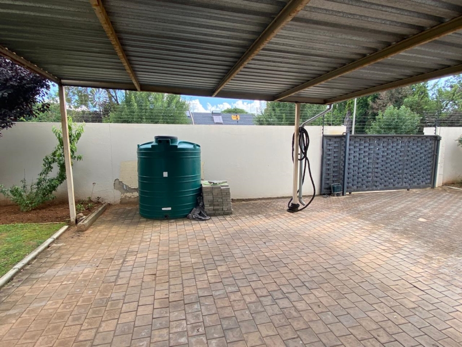 5 Bedroom Property for Sale in Flora Gardens Gauteng
