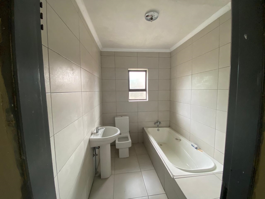 5 Bedroom Property for Sale in Flora Gardens Gauteng