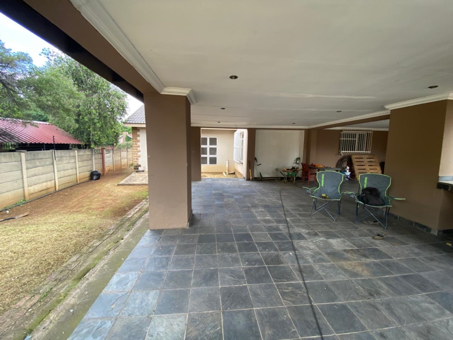 5 Bedroom Property for Sale in Flora Gardens Gauteng