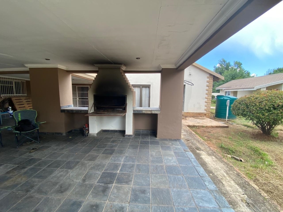 5 Bedroom Property for Sale in Flora Gardens Gauteng