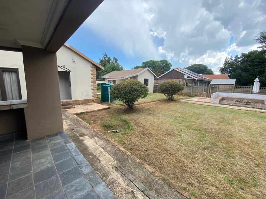 5 Bedroom Property for Sale in Flora Gardens Gauteng