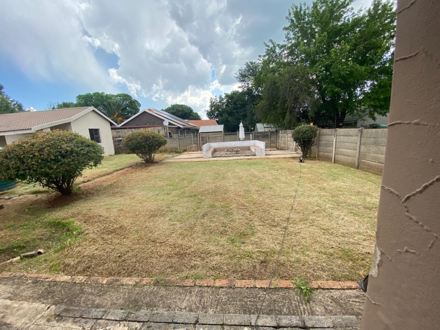 5 Bedroom Property for Sale in Flora Gardens Gauteng