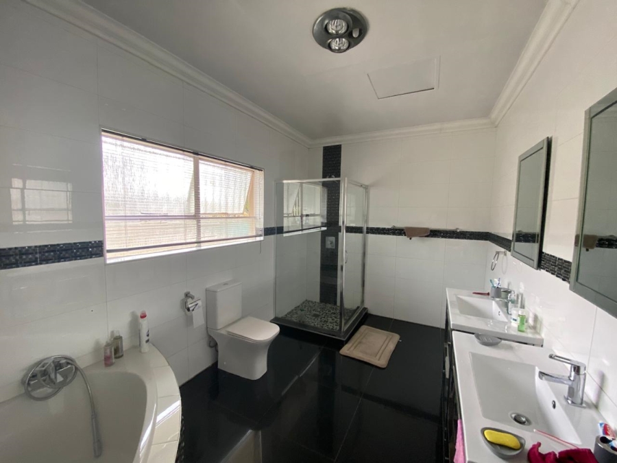 5 Bedroom Property for Sale in Flora Gardens Gauteng