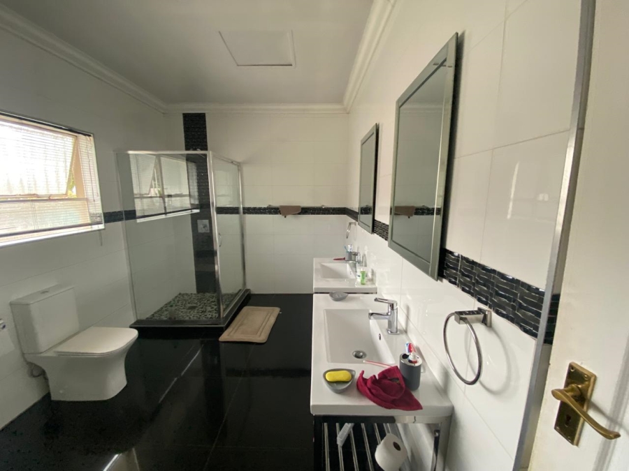 5 Bedroom Property for Sale in Flora Gardens Gauteng