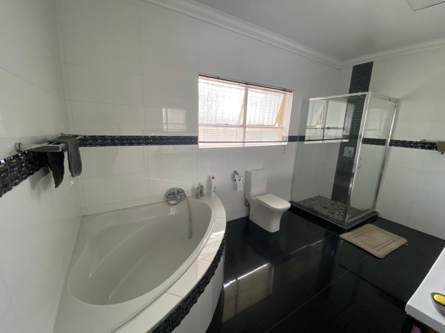 5 Bedroom Property for Sale in Flora Gardens Gauteng