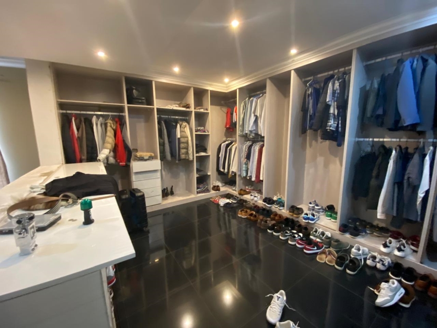 5 Bedroom Property for Sale in Flora Gardens Gauteng