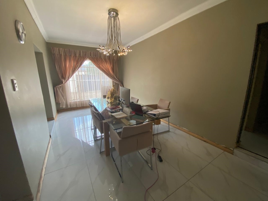 5 Bedroom Property for Sale in Flora Gardens Gauteng