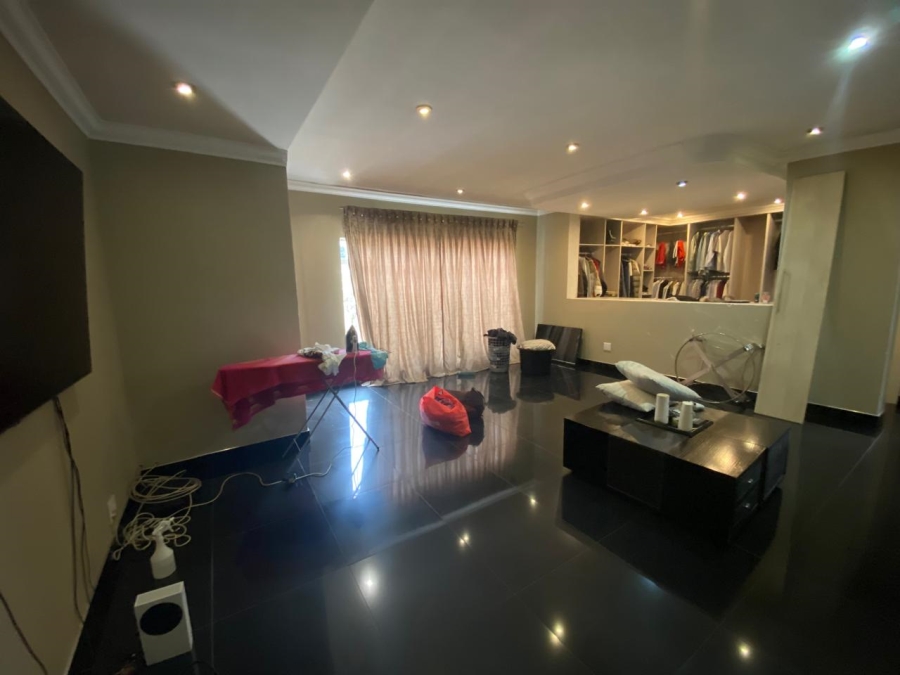 5 Bedroom Property for Sale in Flora Gardens Gauteng