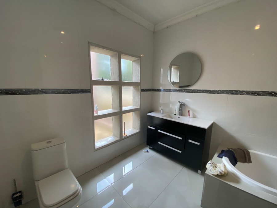 5 Bedroom Property for Sale in Flora Gardens Gauteng