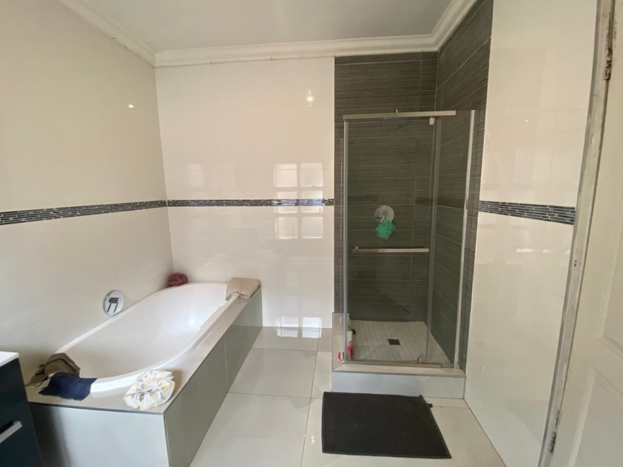 5 Bedroom Property for Sale in Flora Gardens Gauteng