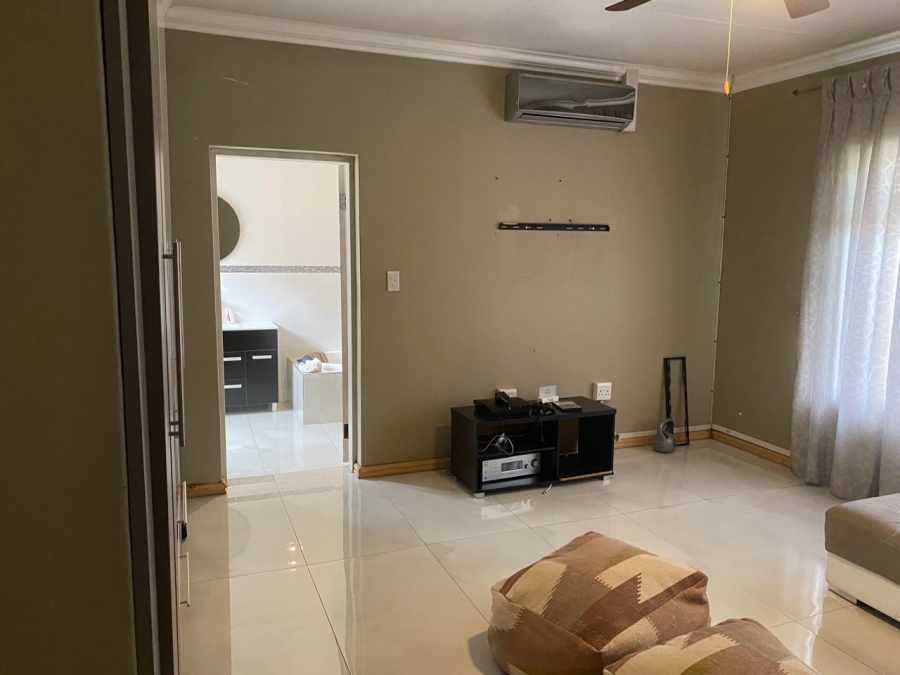 5 Bedroom Property for Sale in Flora Gardens Gauteng