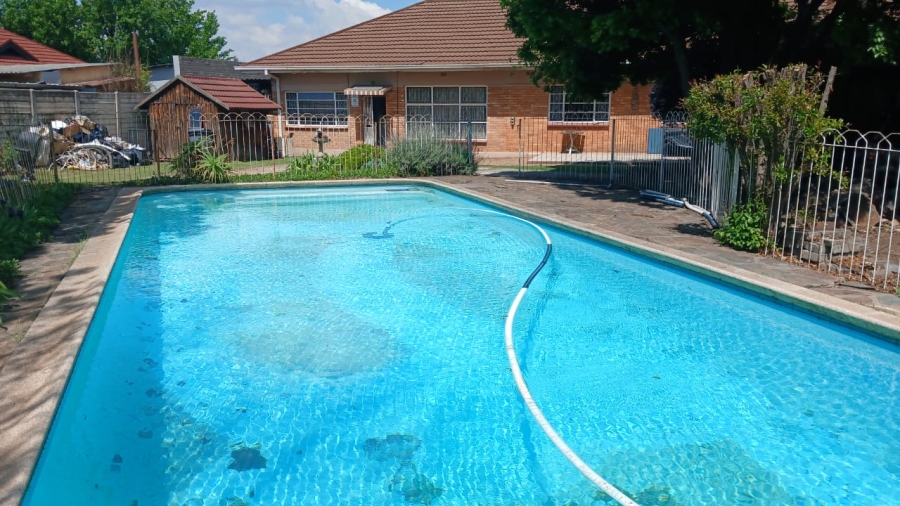 6 Bedroom Property for Sale in Plantation Gauteng