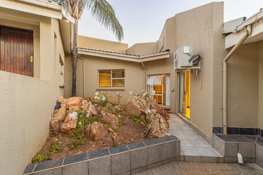 To Let 4 Bedroom Property for Rent in Bedfordview Gauteng