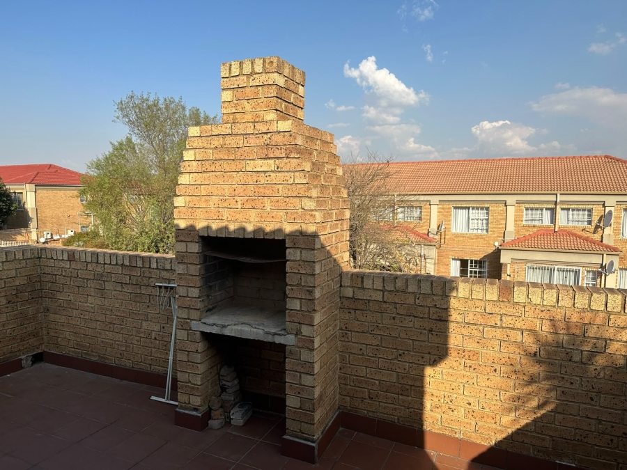To Let 2 Bedroom Property for Rent in Kenleaf Gauteng