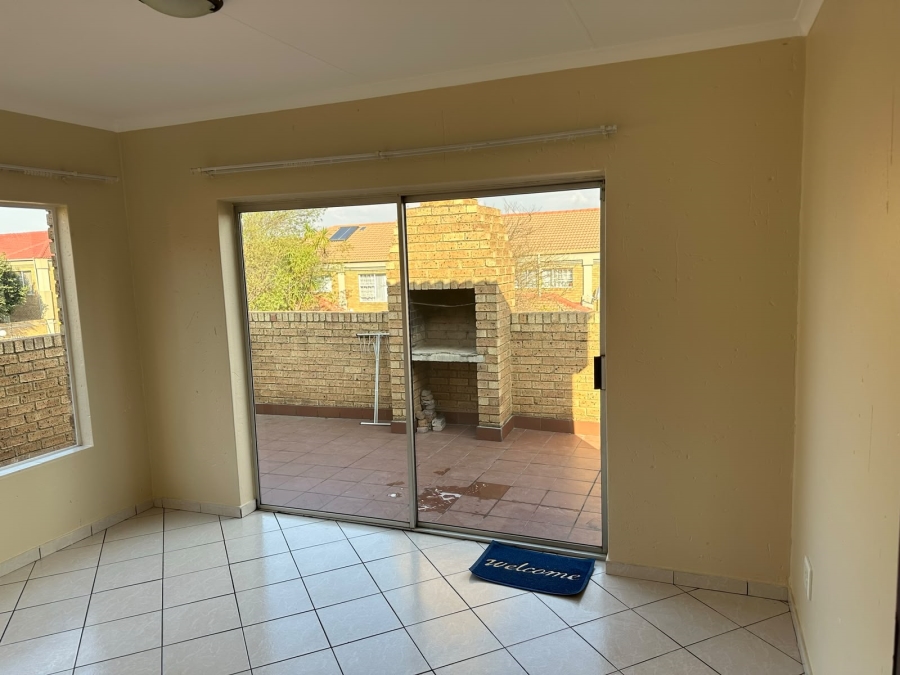 To Let 2 Bedroom Property for Rent in Kenleaf Gauteng