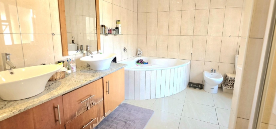 7 Bedroom Property for Sale in Glenvista Gauteng
