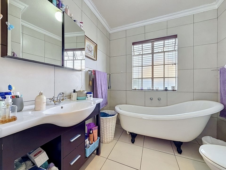 3 Bedroom Property for Sale in Faerie Glen Gauteng