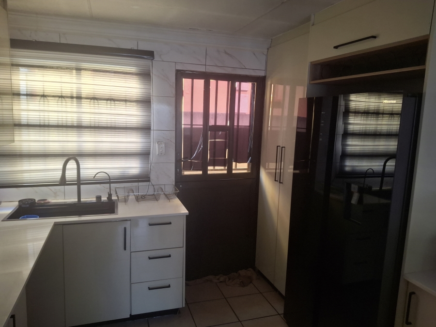 3 Bedroom Property for Sale in Clayville Gauteng