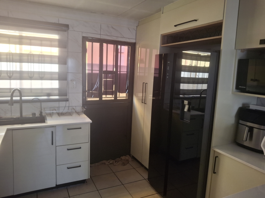 3 Bedroom Property for Sale in Clayville Gauteng