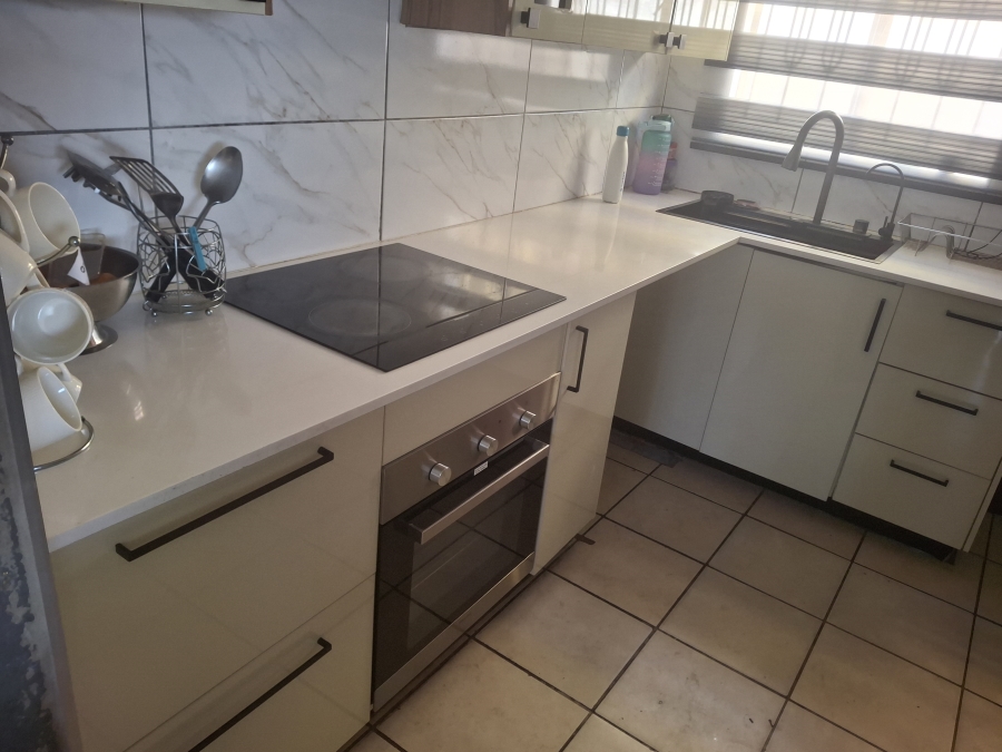 3 Bedroom Property for Sale in Clayville Gauteng
