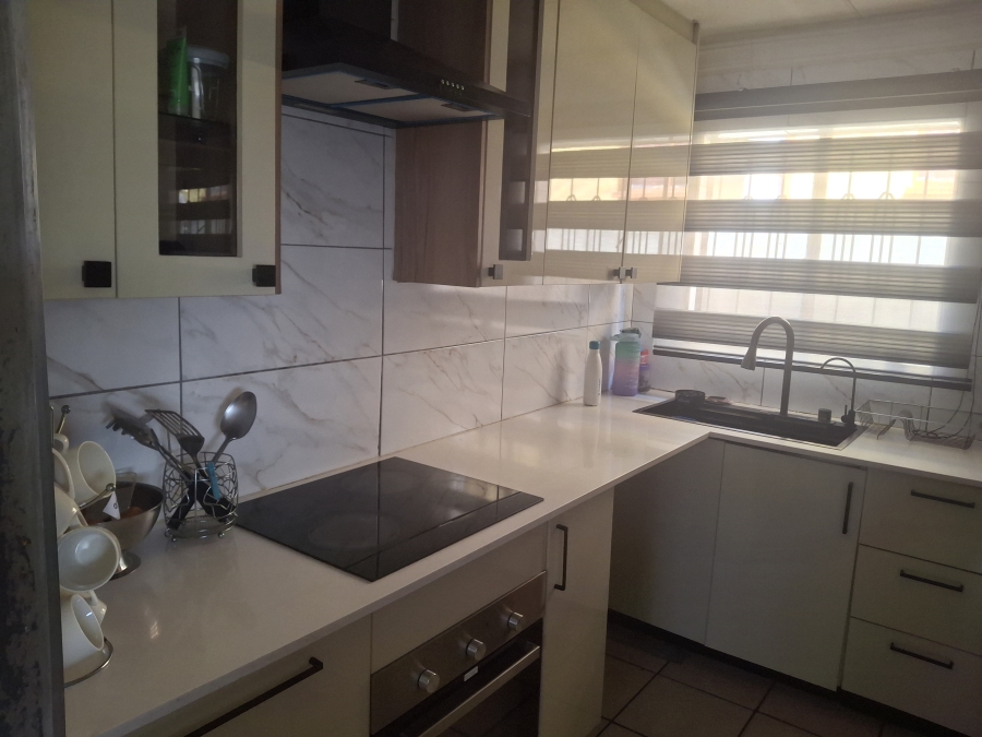 3 Bedroom Property for Sale in Clayville Gauteng