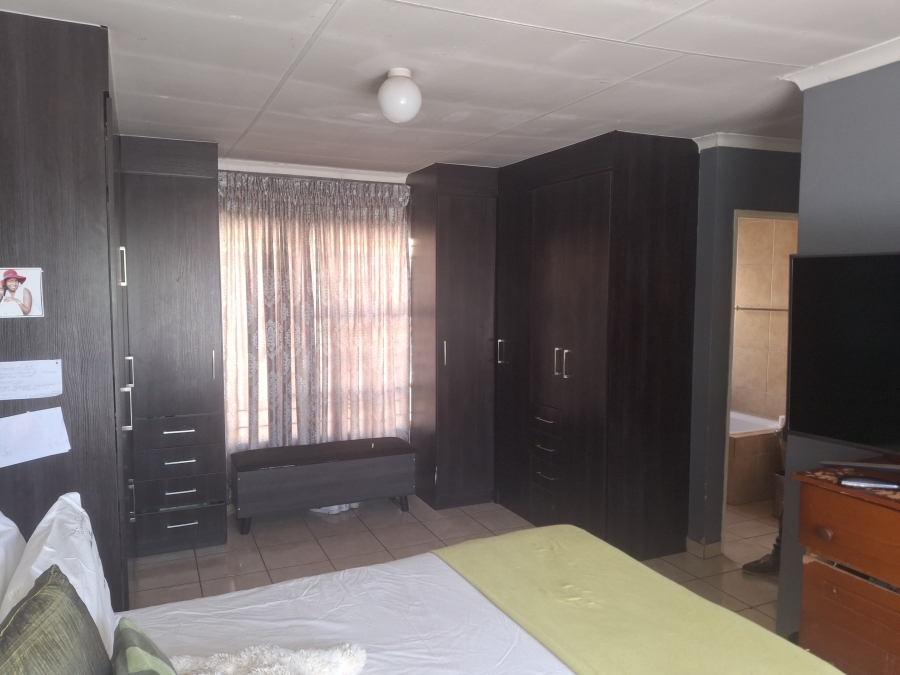 3 Bedroom Property for Sale in Clayville Gauteng