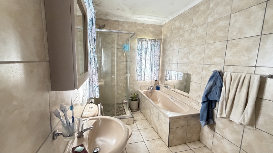 3 Bedroom Property for Sale in Petit Gauteng