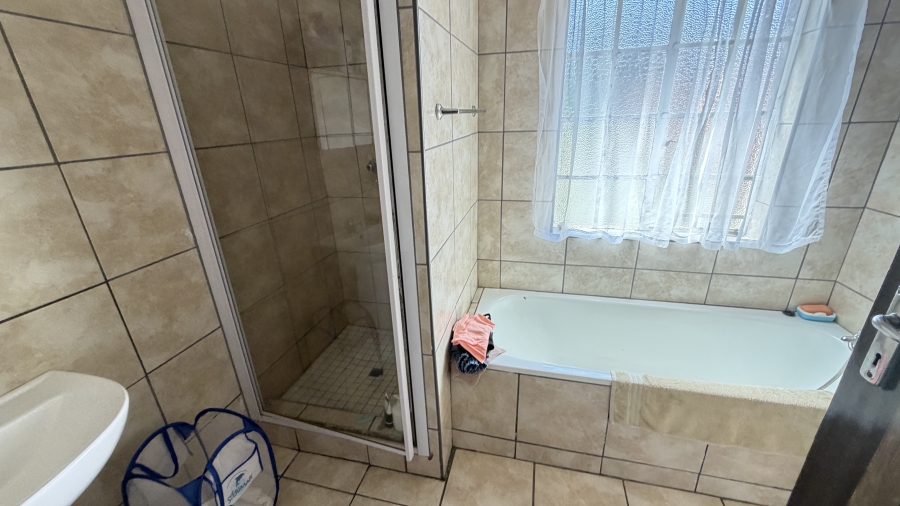 3 Bedroom Property for Sale in Petit Gauteng