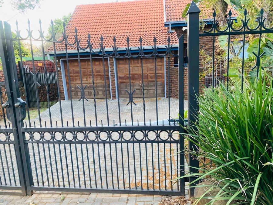 3 Bedroom Property for Sale in Garsfontein Gauteng