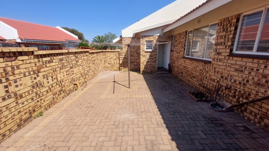 2 Bedroom Property for Sale in Greenhills Gauteng
