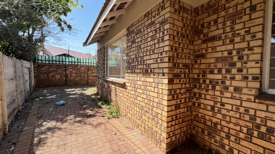 2 Bedroom Property for Sale in Greenhills Gauteng