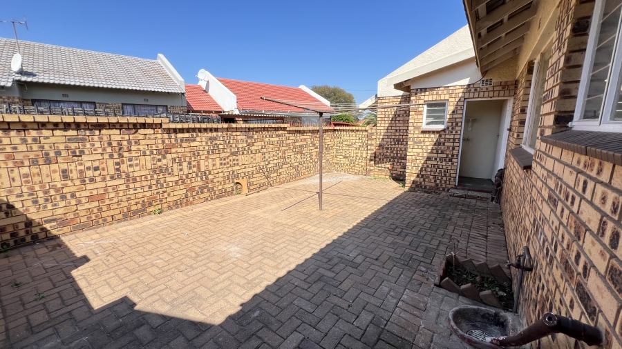 2 Bedroom Property for Sale in Greenhills Gauteng
