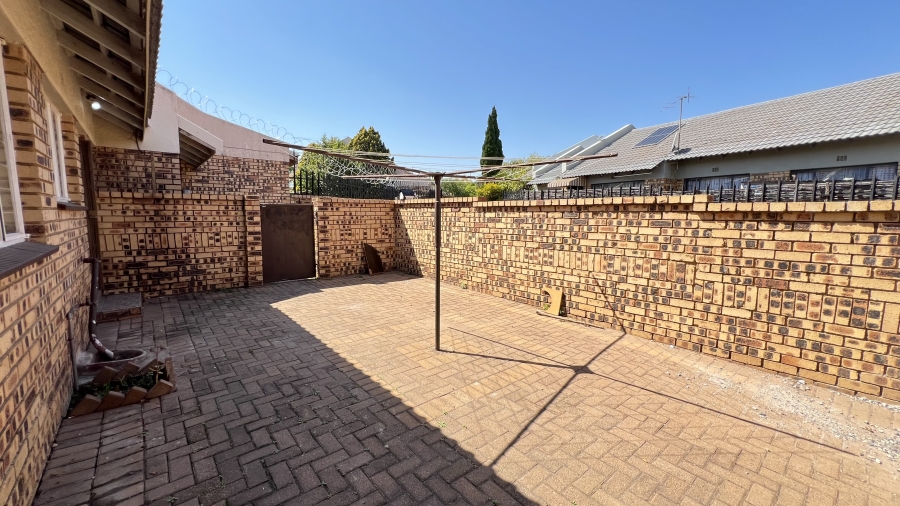 2 Bedroom Property for Sale in Greenhills Gauteng