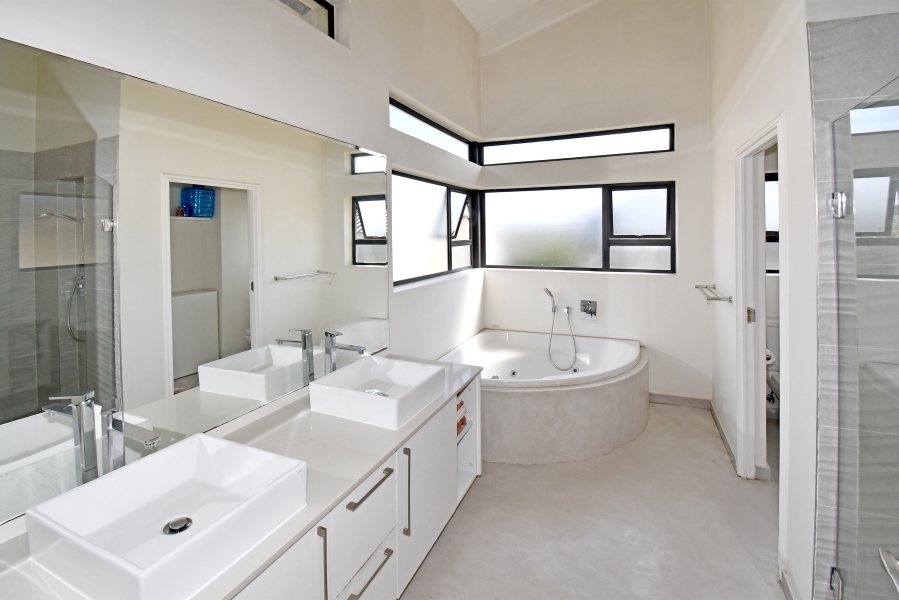 4 Bedroom Property for Sale in Waterfall Country Village Gauteng