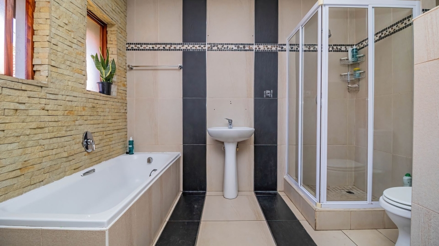 3 Bedroom Property for Sale in Glen Marais Gauteng