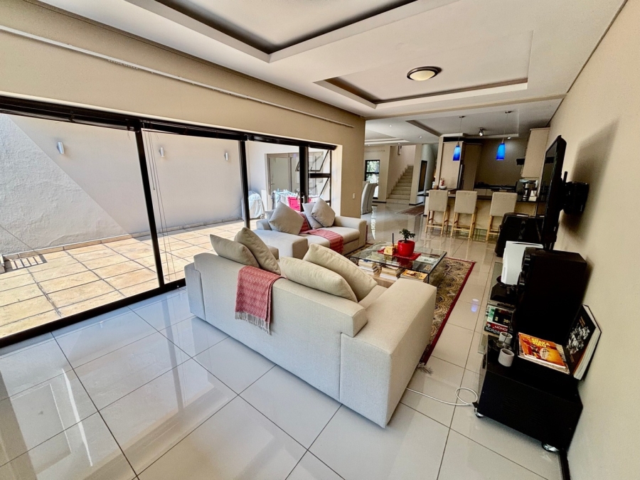 To Let 2 Bedroom Property for Rent in Illovo Gauteng