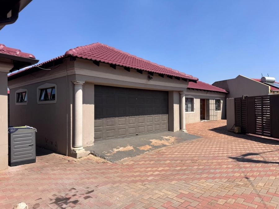 6 Bedroom Property for Sale in Roodekop Gauteng