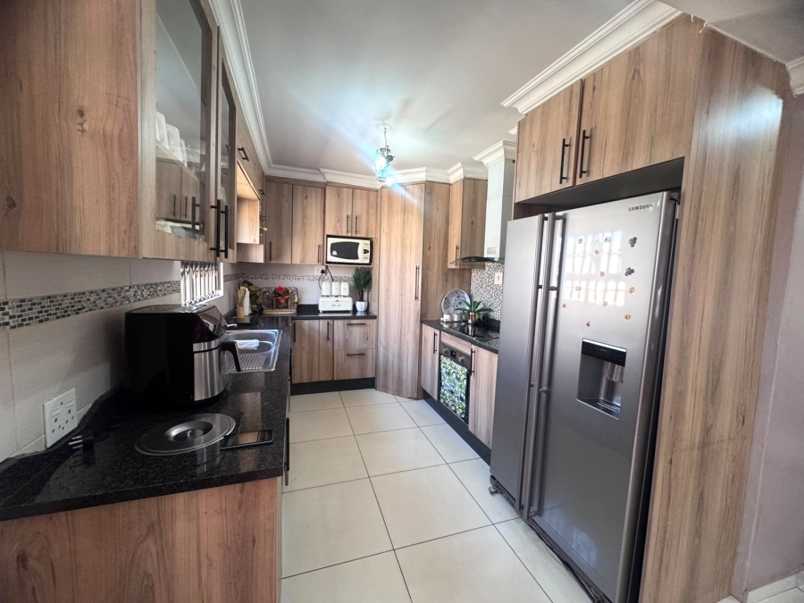 6 Bedroom Property for Sale in Roodekop Gauteng