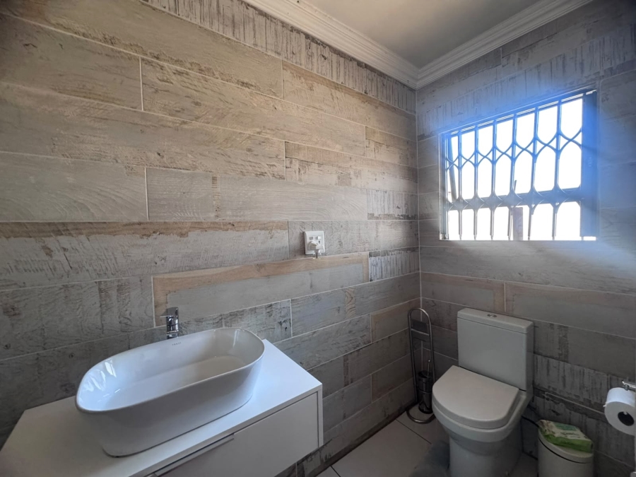 6 Bedroom Property for Sale in Roodekop Gauteng