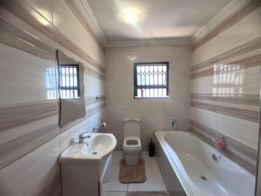 6 Bedroom Property for Sale in Roodekop Gauteng
