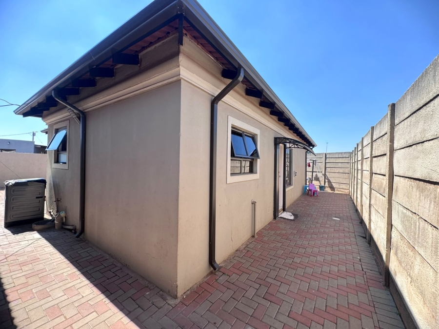 6 Bedroom Property for Sale in Roodekop Gauteng