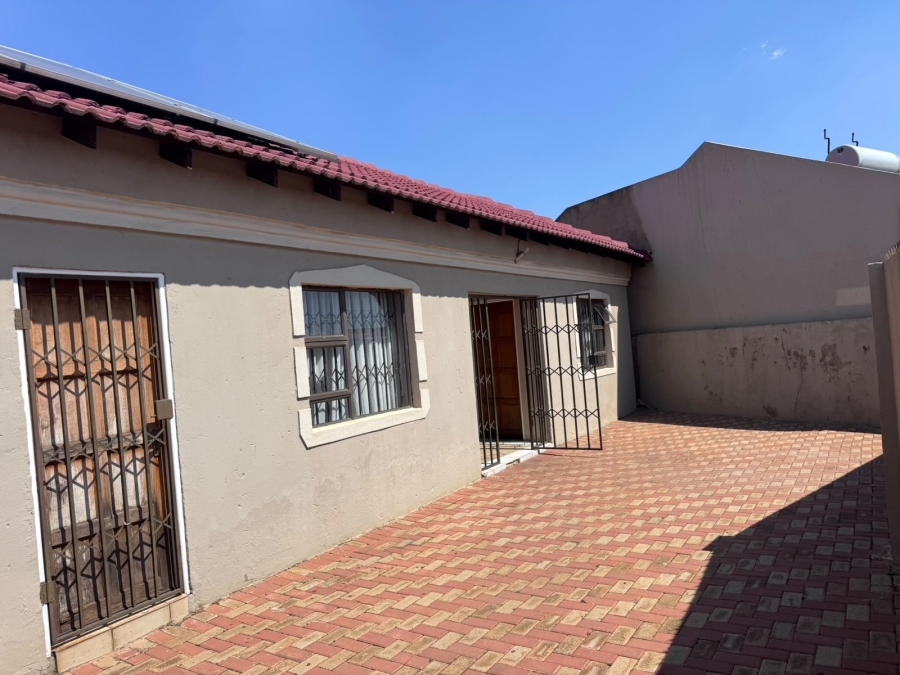 6 Bedroom Property for Sale in Roodekop Gauteng
