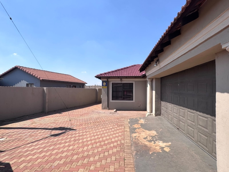 6 Bedroom Property for Sale in Roodekop Gauteng