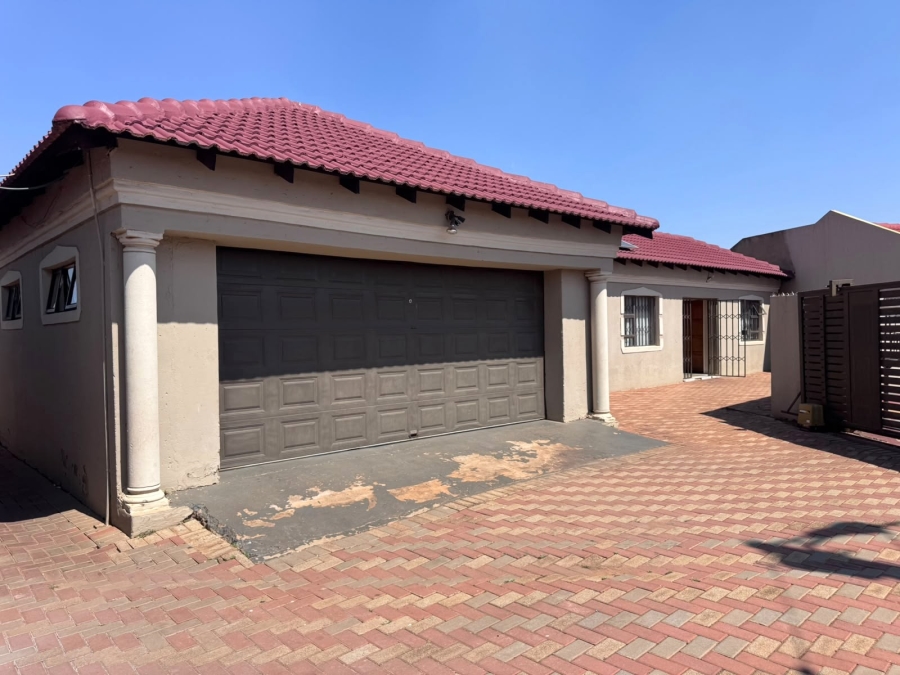 6 Bedroom Property for Sale in Roodekop Gauteng