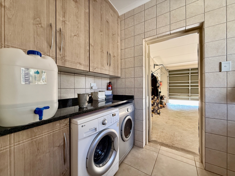 2 Bedroom Property for Sale in The Retreat Gauteng
