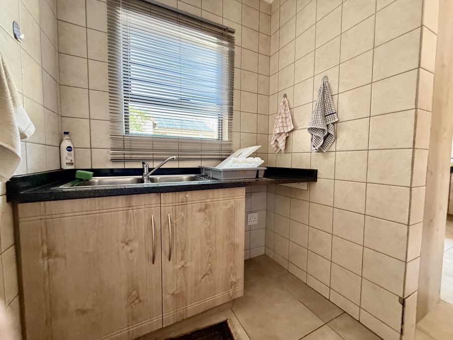 2 Bedroom Property for Sale in The Retreat Gauteng